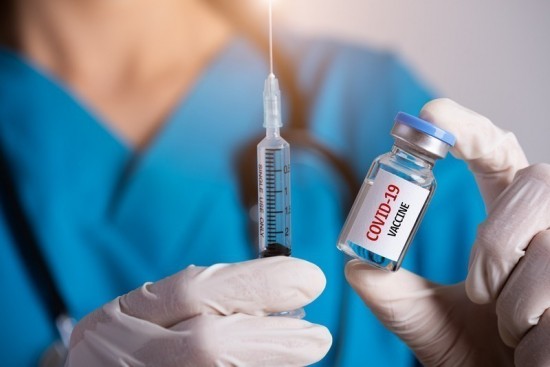 Koρωνοϊός: Πότε αρχίζει ο εμβολιασμός με τα επικαιροποιημένα εμβόλια – Οι δικαιούχοι