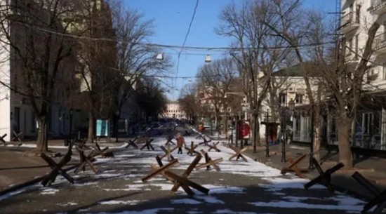 Πόλεμος στην Ουκρανία: Στην Οδησσό στήνουν οδοφράγματα – Περιμένουν τον ρωσικό στρατό (vids)