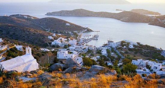 Κυκλάδες: Ποιο νησί επιλέγουν Ιταλοί και Βρετανοί για τις διακοπές τους