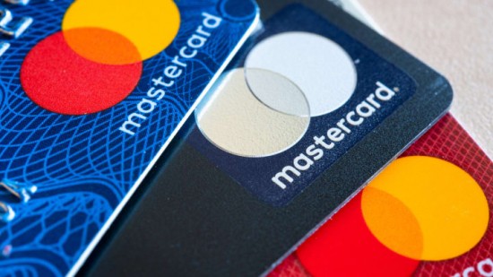 Η αμερικανική Mastercard Inc. αποκλείει από το δίκτυό της χρηματοπιστωτικούς οργανισμούς της Ρωσίας