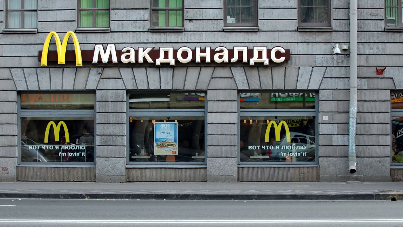 McDonald’s: Άνοιξαν και πάλι τα καταστήματα στη Ρωσία – Τα εγκαίνια, το… βιαστικό rebranding και ο νέος ιδιοκτήτης