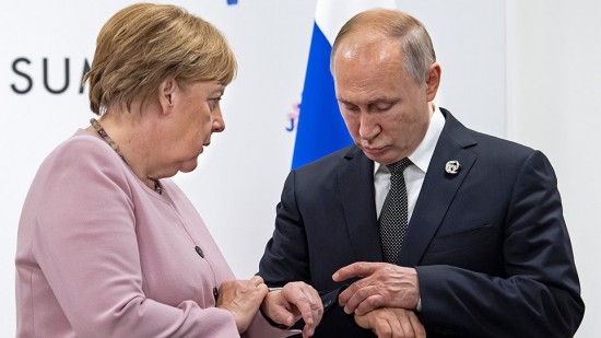 H Μέρκελ καταδικάζει τη ρωσική επίθεση στην Ουκρανία – Τι απαντά για την πολιτική της έναντι του Πούτιν