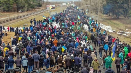 Ουκρανοί πολίτες εμποδίζουν τον ρωσικό στρατό να μπει στην πόλη Ενερχοντάρ (pic)