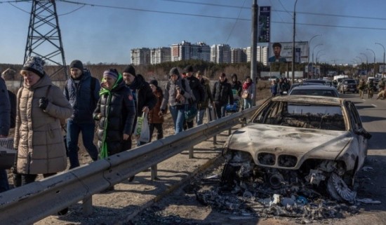 Ουκρανία: Φρούριο με οδοφράγματα παντού το Κίεβο – Αποχωρούν με κάθε μέσο οι άμαχοι (pics)