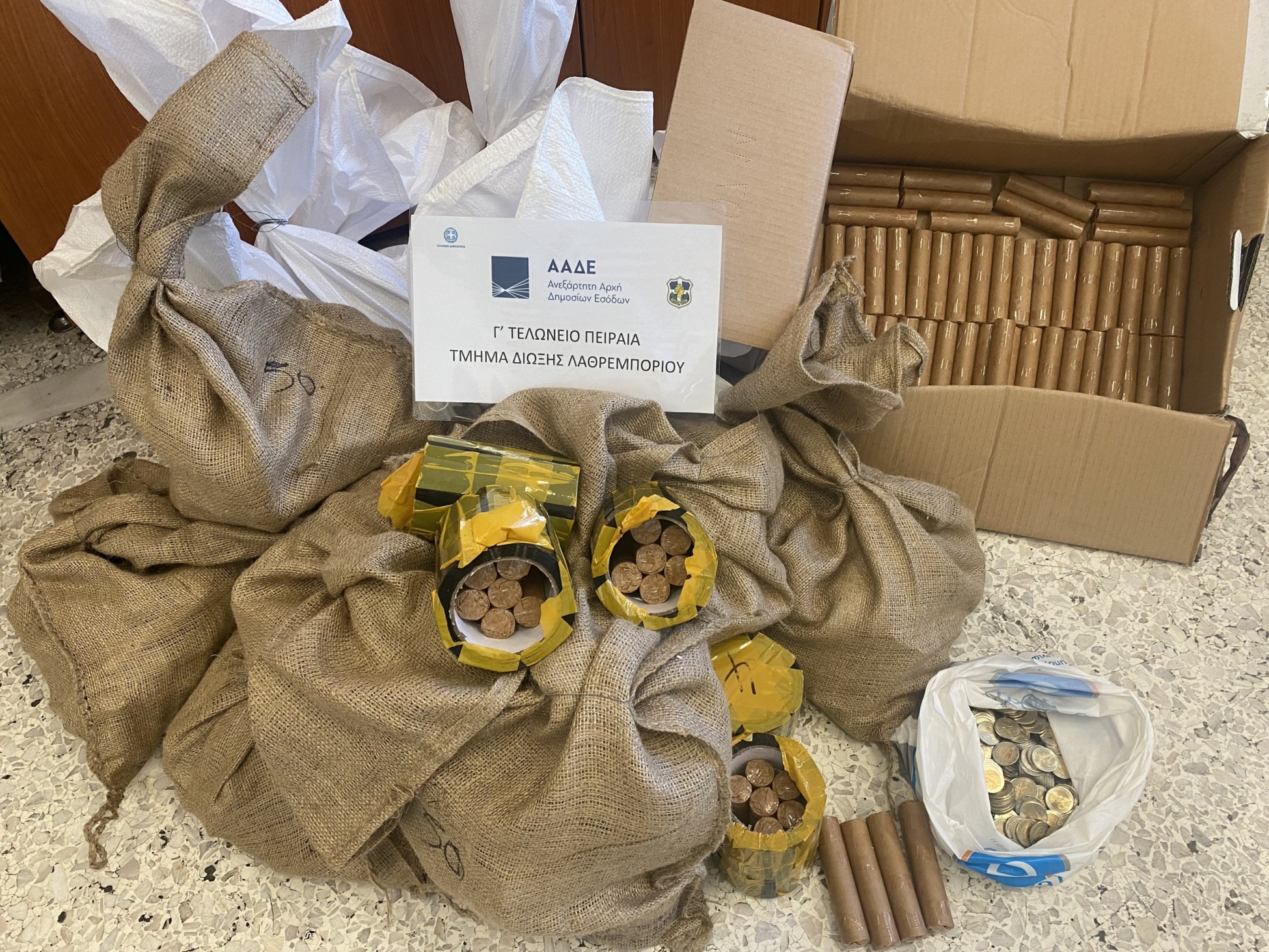 ΑΑΔΕ: Κατασχέθηκαν πλαστά νομίσματα από διεθνές κύκλωμα – Δύο συλλήψεις (pics)