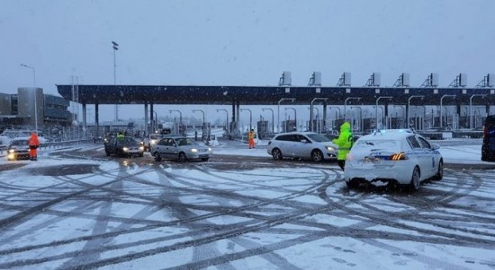 Kακοκαιρία Φίλιππος: Έκλεισε για μισή ώρα η Εθνική Οδός από Οινόφυτα έως γέφυρα Καλυφτάκη λόγω της πυκνής χιονόπτωσης