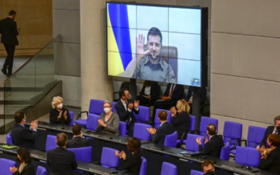 Ζελένσκι στη Μπούντεσταγκ: H Ρωσία χτίζει νέο «τείχος», πρέπει να το γκρεμίσετε