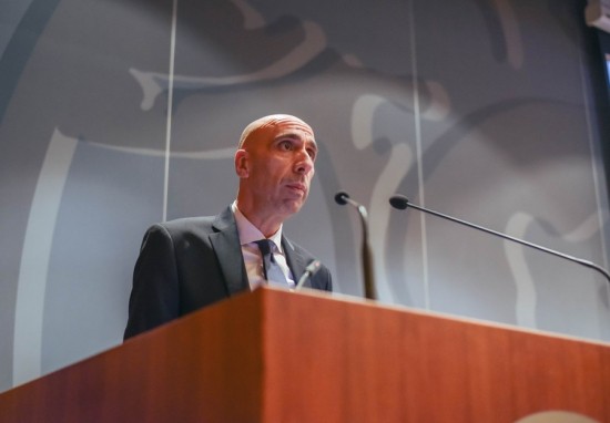 Μπρατάκος: Θεμιτή παρέμβαση η θέσπιση πλαφόν στα επαγγελματικά μισθώματα