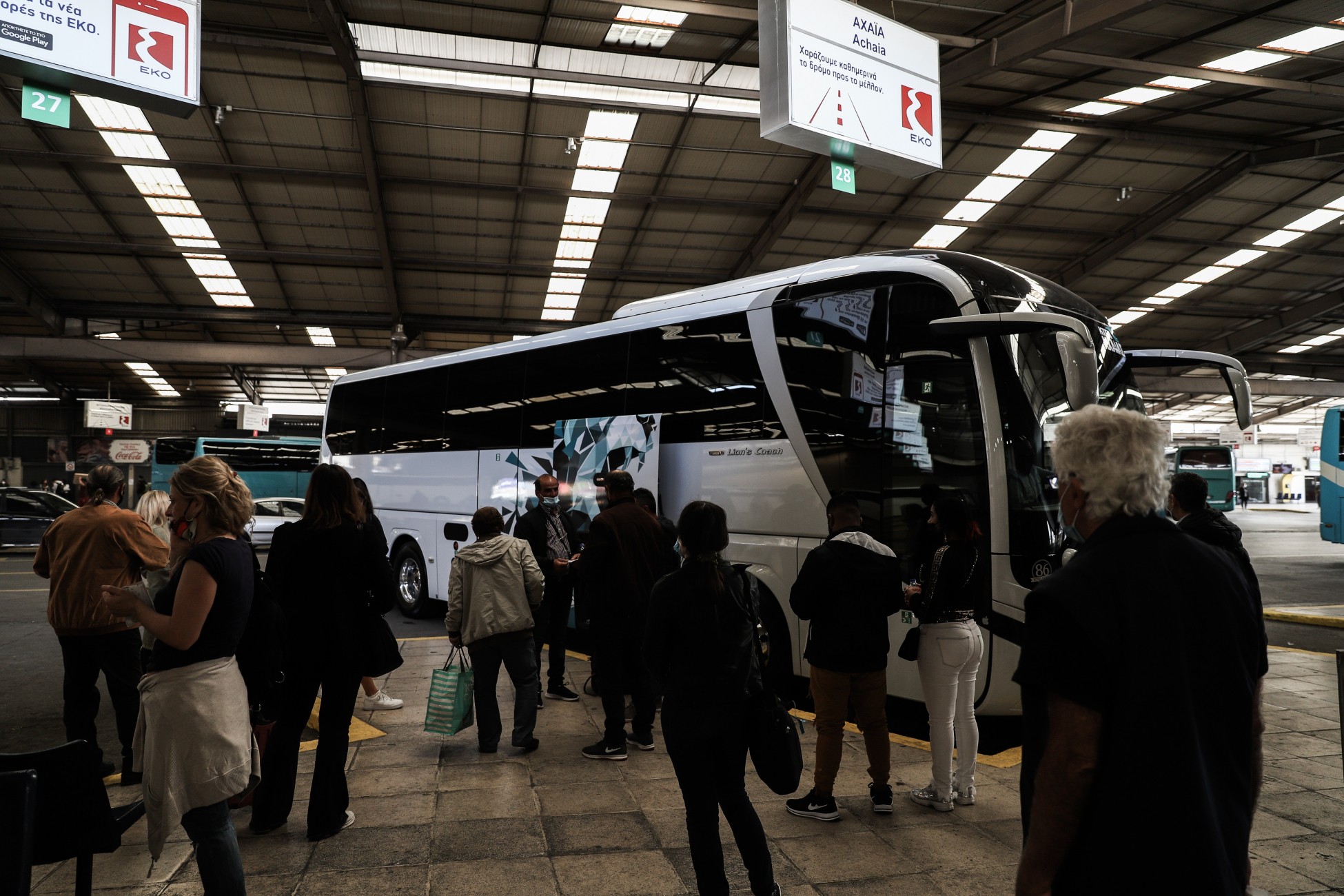 Εξοδος Πάσχα: Γεμάτα φεύγουν λεωφορεία, τρένα και αεροπλάνα (vid)