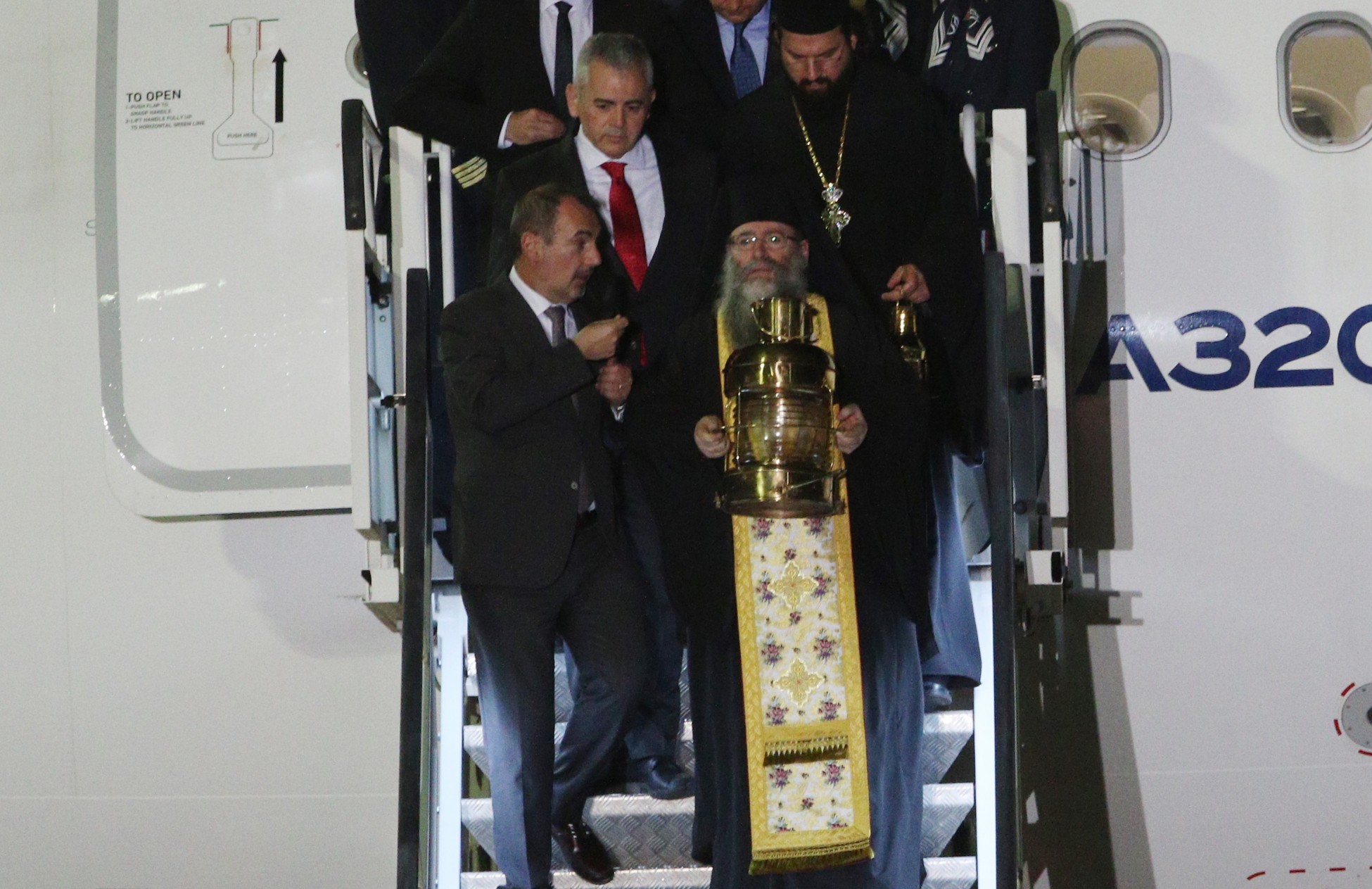 Άγιο Φως: Έφτασε στην Ελλάδα από τα Ιεροσόλυμα