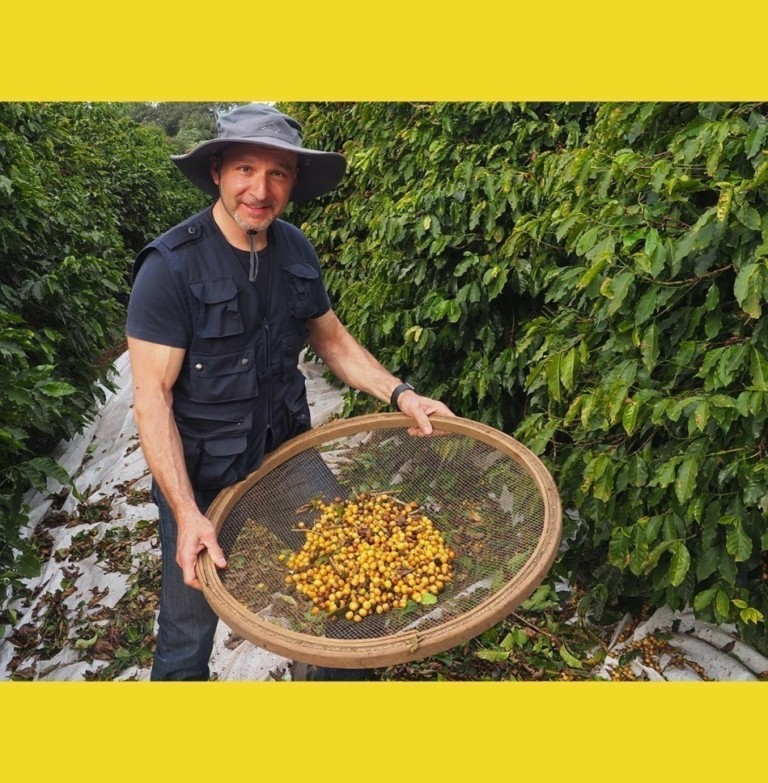 Από σερβιτόρος στη θρυλική καφετέρια του Λέντζου, γκουρού του καφέ. Αυτός είναι ο Ελληνας που κρατά το μυστικό του πιο διάσημου φραπέ (vid+pics)