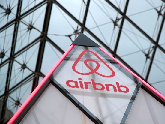 Πτώση για τις μετοχές της Airbnb – Χαμηλότερα των προσδοκιών οι κρατήσεις