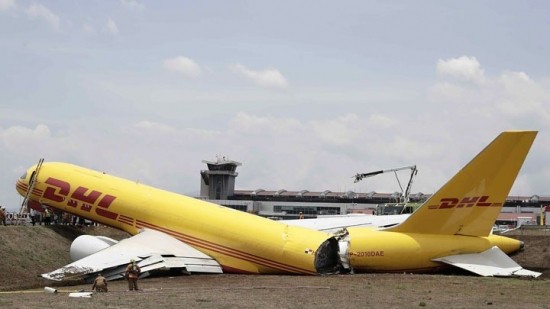 Αεροσκάφος cargo της DHL κόπηκε στα δύο ενώ έκανε αναγκαστική προσγείωση