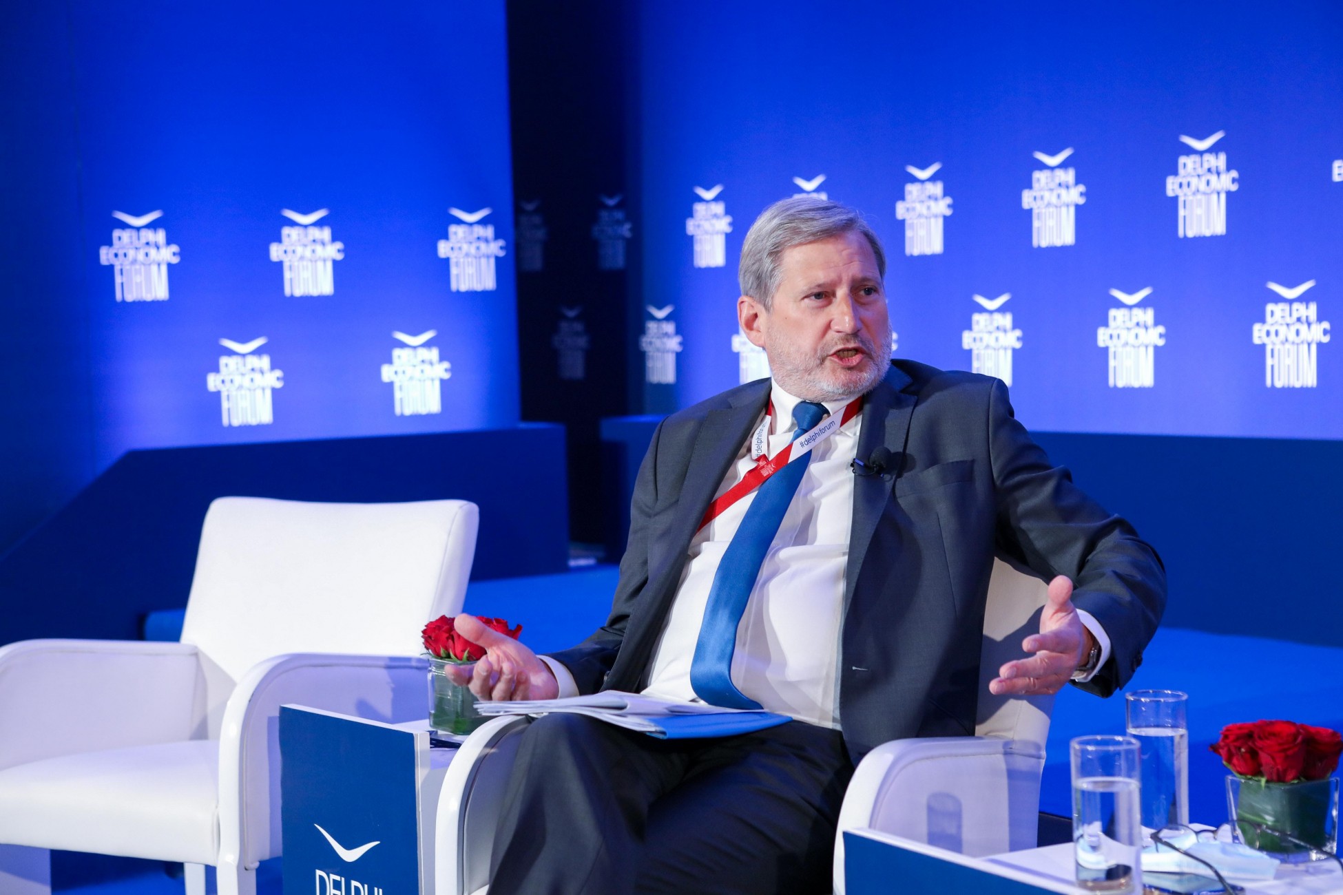 Γιοχάνες Χαν: Αυτό που ζητάμε από την Ελλάδα είναι να γίνουν επενδύσεις σε ΑΠΕ