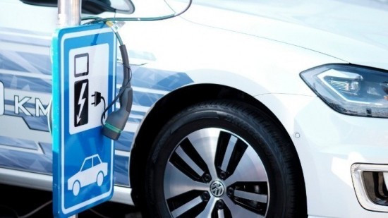 Ηλεκτρικά οχήματα: Με χαμηλή ταχύτητα η μετάβαση στην ηλεκτροκίνηση για την ΕΕ το 2022