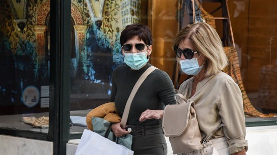 Φουντώνουν τα κρούσματα κορωνοϊού – Πού οφείλεται η έξαρση του Αυγούστου