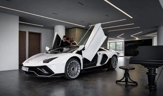Σε ελληνικά χέρια μία συλλεκτική Lamborghini Aventador Ultimae