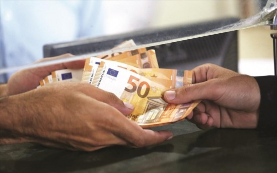 Στα 500 ευρώ παραμένει το όριο συναλλαγών με μετρητά – Παντού πάνε τα POS