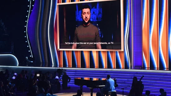 Μήνυμα Ζελένσκι στα Grammy: Οι μουσικοί μας φορούν αλεξίσφαιρα γιλέκα αντί για σμόκιν