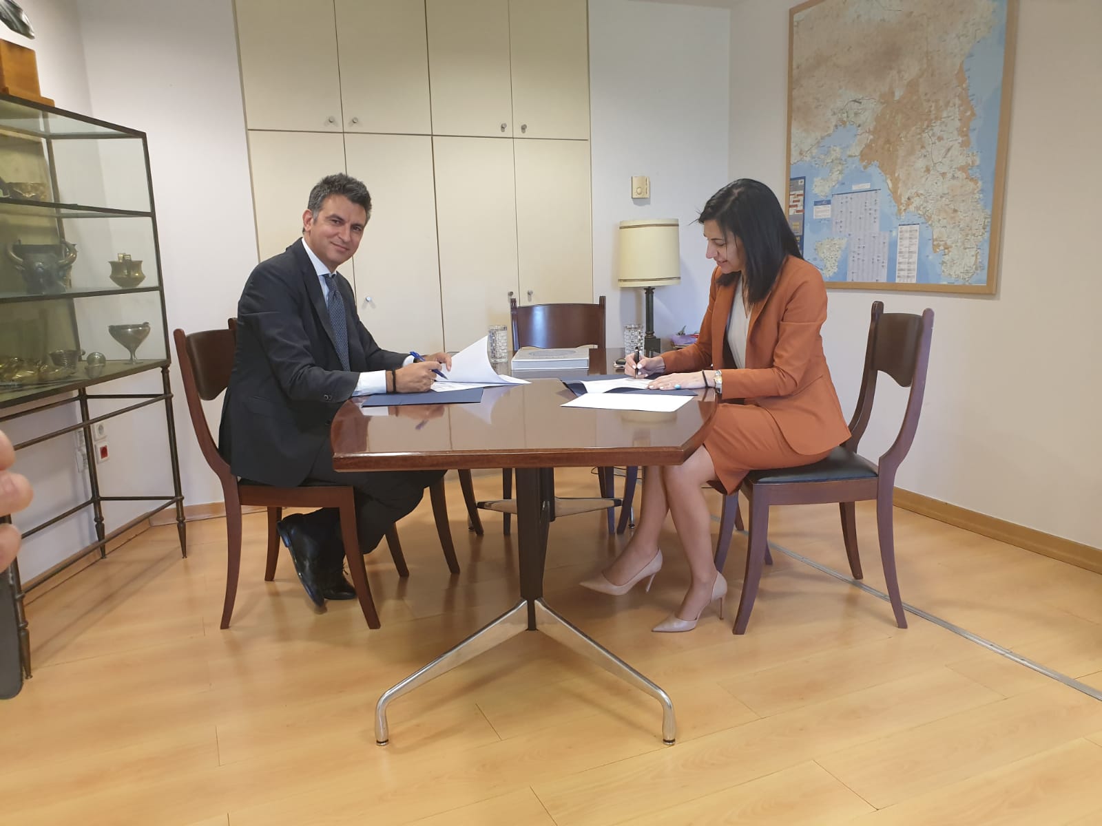 Μνημόνιο συνεργασίας μεταξύ των υπουργείων Ανάπτυξης και Τουρισμού – Τι περιλαμβάνει το σχέδιο