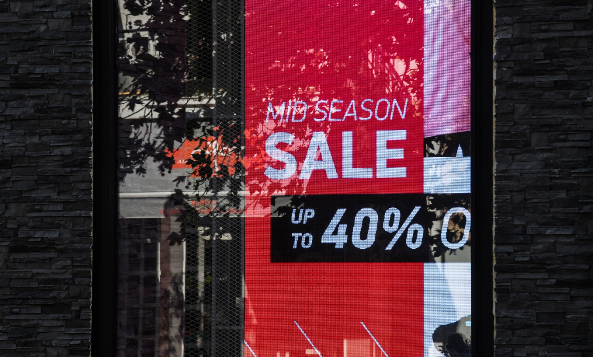 Πρεμιέρα των εαρινών εκπτώσεων – Ανοικτά την Κυριακή τα καταστήματα