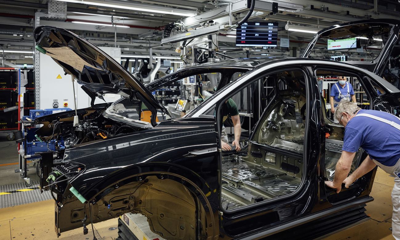 Τα ηλεκτρικά αυτοκίνητα πολλαπλασιάζονται, οι αλυσίδες εφοδιασμού τρίζουν