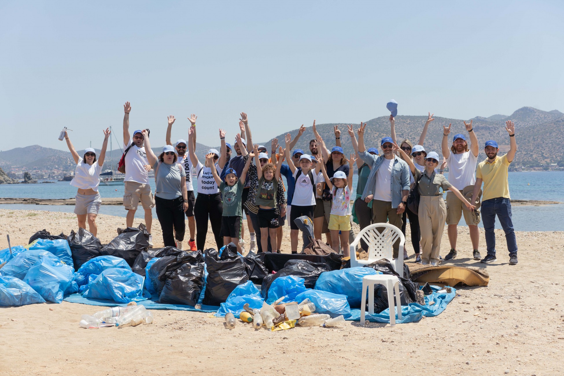 Εθελοντικός καθαρισμός παραλίας από τους εργαζομένους της Intrum Hellas σε μία από τις πιο όμορφες παραλίες της Αττικής 