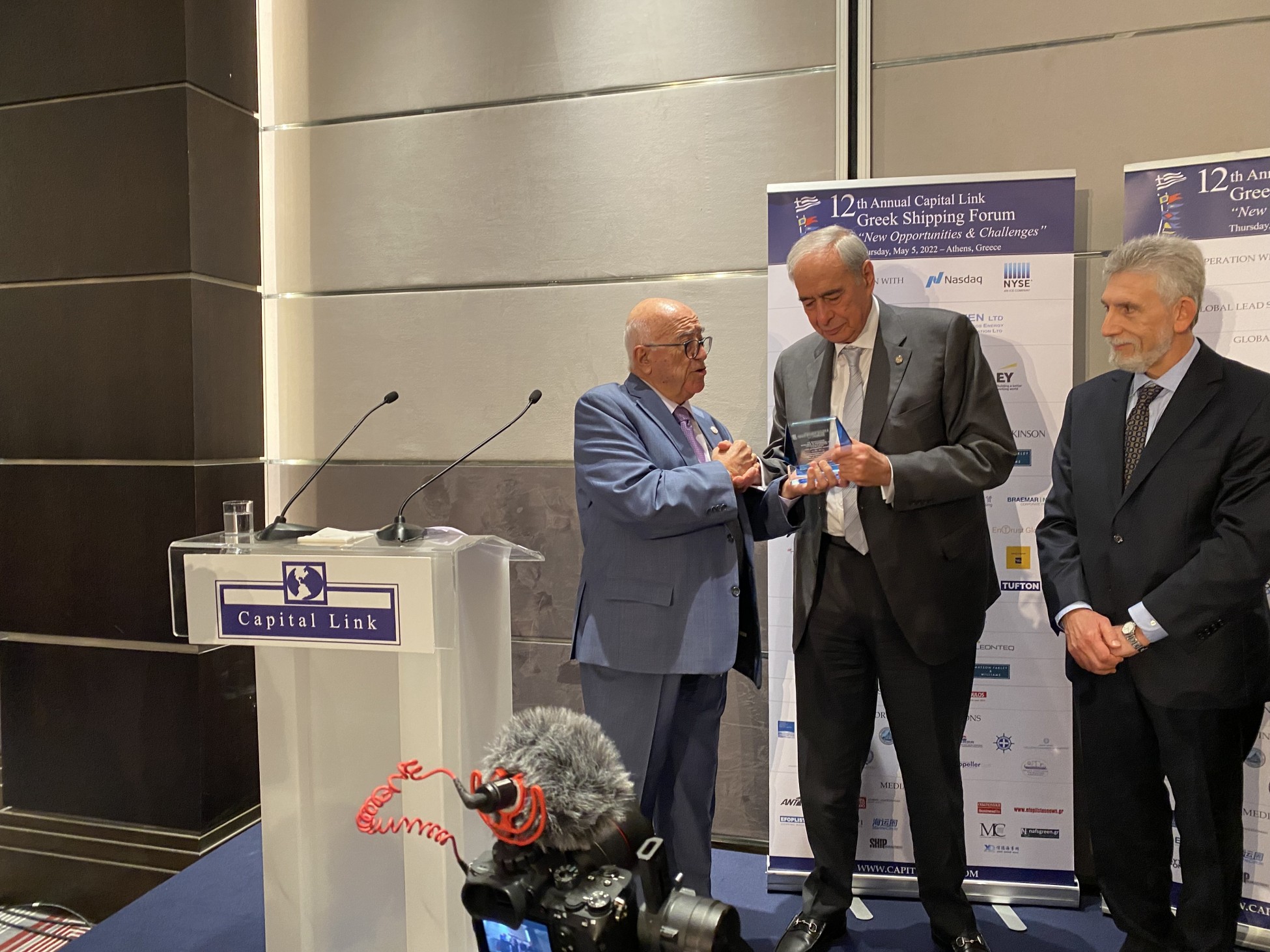 Τον Συμεών Παληό βράβευσε ο καπετάν Παναγιώτης Τσάκος με το Capital Link Greek Shipping Leadership Award (pics)