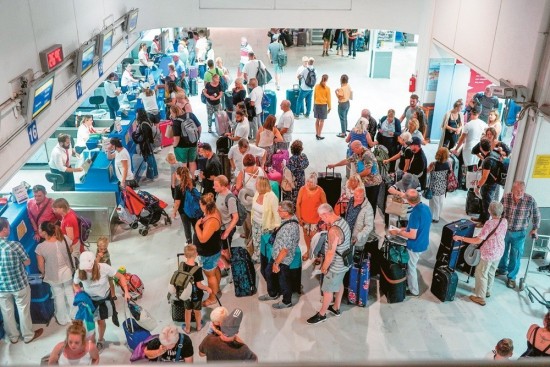 Ακριβαίνουν τα ταξίδια: Η υψηλή ζήτηση ανεβάζει τις τιμές και στα αεροπορικά εισιτήρια