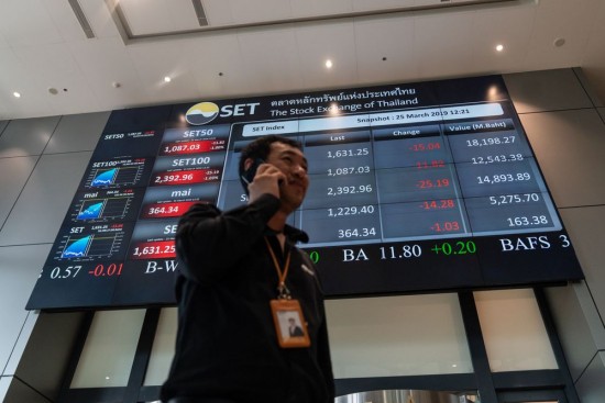 Μασκ και Γουντ… τα «βάζουν» με τους παθητικούς επενδυτές