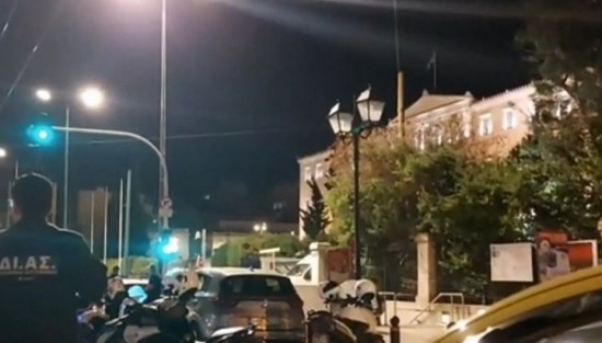 Με ψυχολογικά προβλήματα ο 37χρονος που απειλούσε να ανοίξει πυρ στο Σύνταγμα (vid)