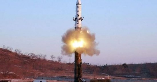 Νέα εκτόξευση πυραύλου «αγνώστου τύπου» από τη Βόρεια Κορέα – Η 15η πυραυλική δοκιμή για φέτος