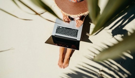 Εργαζόμενοι ταξιδιώτες με laptop: Αυτή είναι η νέα τάση στα ταξίδια