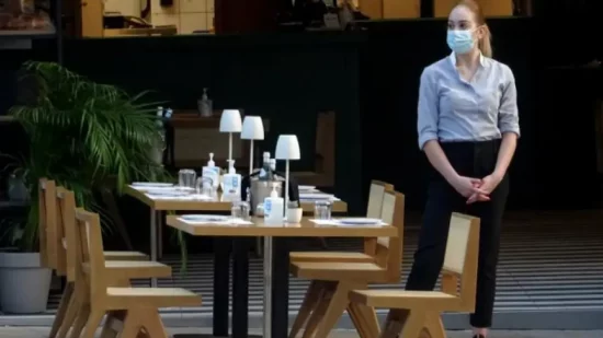 Αποφασίζουν σήμερα οι ειδικοί για τις μάσκες – Τι θα ισχύσει για μέσα μεταφοράς, σχολεία, καταστήματα