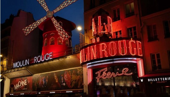 Moulin Rouge: Διαμονή στο μυστικό δωμάτιο του εμβληματικού ανεμόμυλου με ένα ευρώ