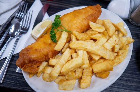 Fish and chip: Γιατί το «σουβλάκι των Άγγλων» βρίσκεται σε κίνδυνο