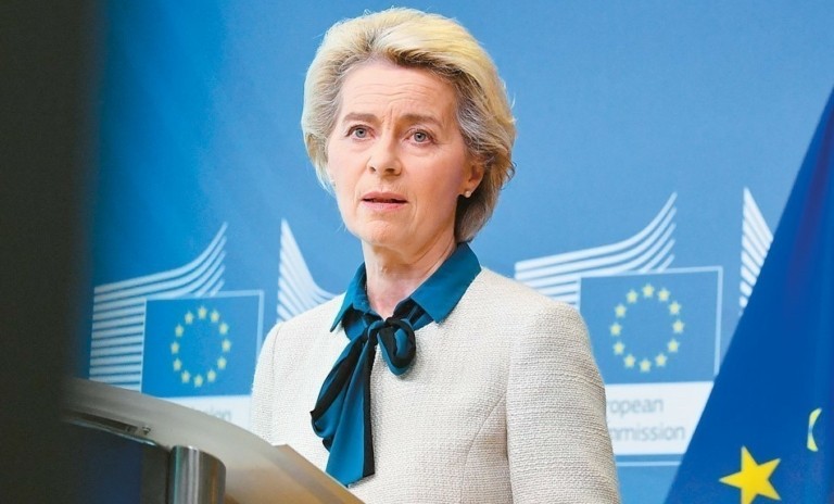 ΕΕ: Αναστέλλει τα αντίμετρα στους δασμούς Τραμπ μετά την εμπορική συμφωνία