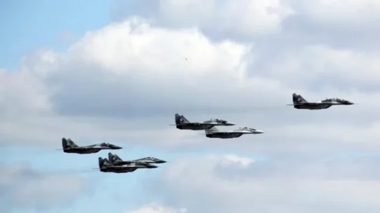 Bloomberg: Oι Ευρωπαίοι προειδοποίησαν τη Μόσχα – «Έτοιμοι να καταρρίψουμε ρωσικά αεροσκάφη»