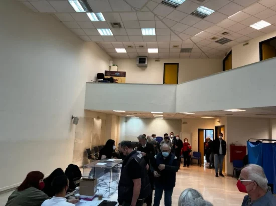 Μαζική η προσέλευση των μελών στις κάλπες του ΠΑΣΟΚ/ΚΙΝΑΛ για το νέο όνομα του κόμματος