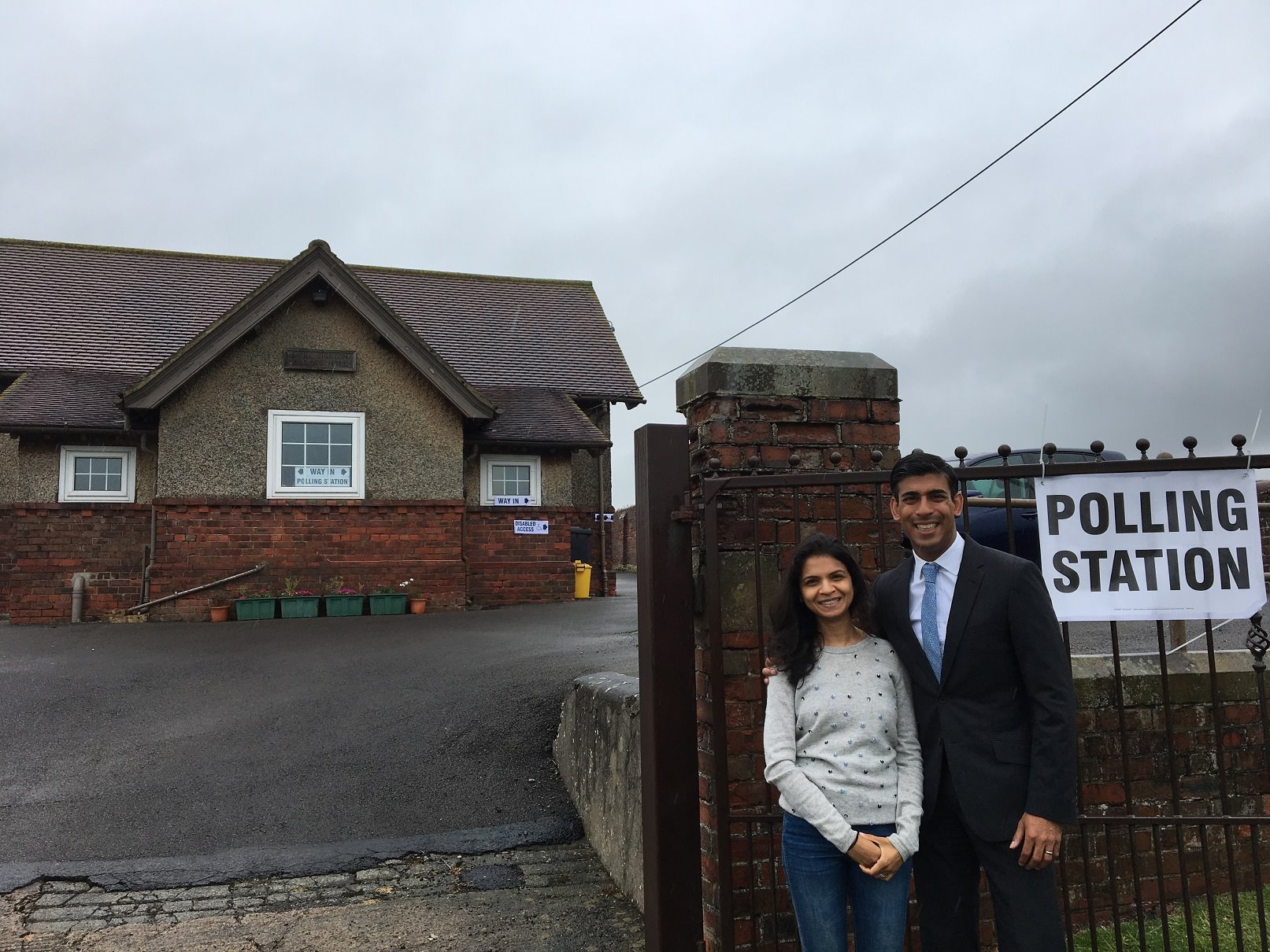 Πώς η σύζυγος του Βρετανού υπουργού Οικονομικών έχει καταφέρει να δημιουργήσει περιουσία 1,2 δισ.