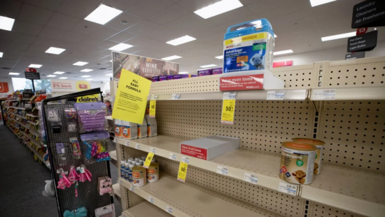 FDA: Χαλαρώνει τους κανόνες για τις εισαγωγές βρεφικού γάλακτος για να αντιμετωπίσει τις ελλείψεις