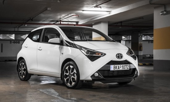 Αυτοκίνητα προς ενοικίαση: «Καίνε» οι τιμές για Ιούλιο και Αύγουστο