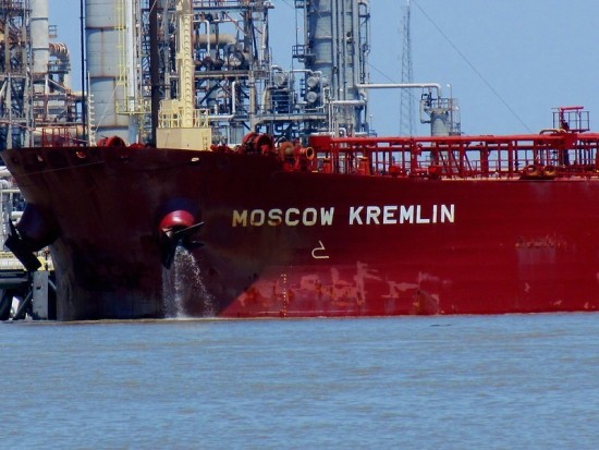 Πώς η Μόσχα αποφεύγει το ευρωπαϊκό εμπάργκο στο πετρέλαιο