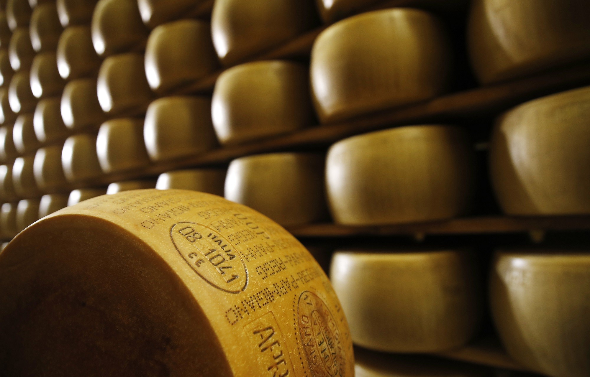 Παρμεζάνα: Η γνήσια ιταλική τώρα και με τσιπ πιστοποίησης στην ετικέτα