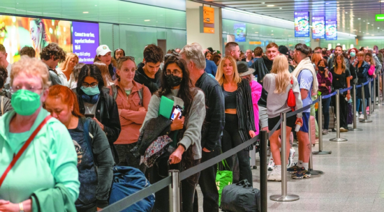 Ευρωπαϊκά αεροδρόμια: Συνεχίζεται το χάος – Ατελείωτες ουρές στην Ίμπιζα για ένα ταξί