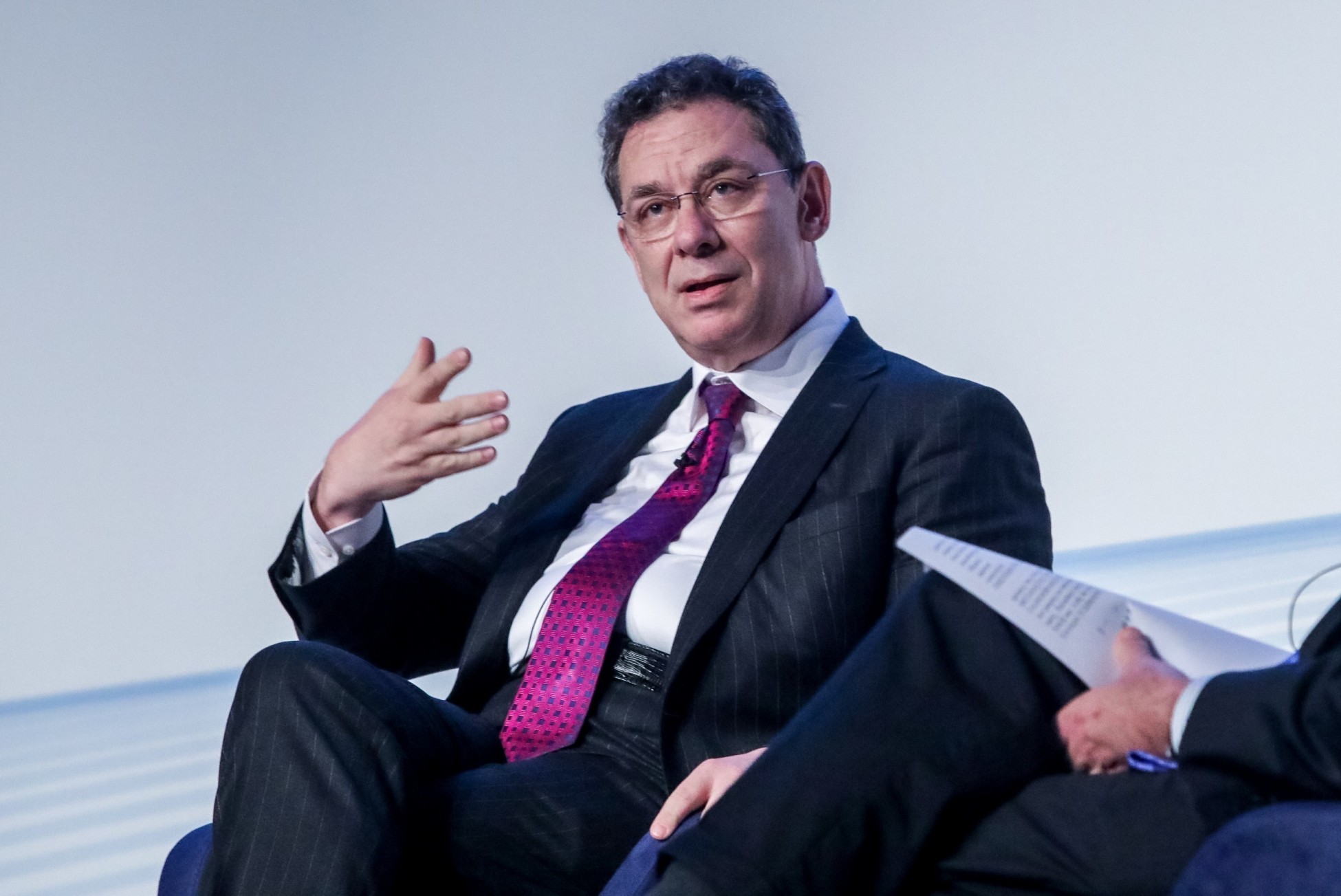 Άλμπερτ Μπουρλά: Γιατί ο CEO της Pfizer καλεί σε συνεργασία ΗΠΑ–Κίνας στη φαρμακοβιομηχανία