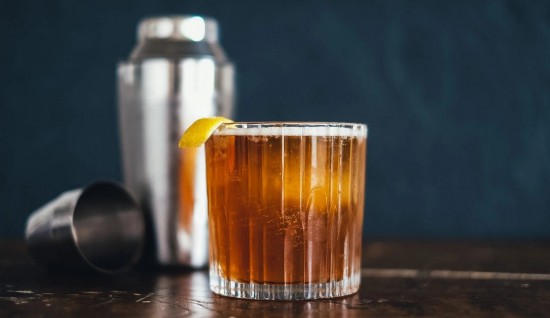 Brandy Sour: Το «εθνικό» κοκτέιλ της Κύπρου και η ιδιαίτερη ιστορία του