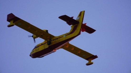 Αλβανία: H Ελλάδα στέλνει αεροσκάφος Canadair για τη μεγάλη πυρκαγιά στο νησί Σασών