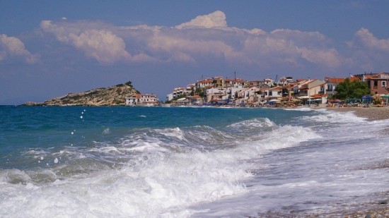 Ανοίγει σήμερα η πλατφόρμα για διακοπές με οικονομική ενίσχυση σε Σάμο και Β. Εύβοια