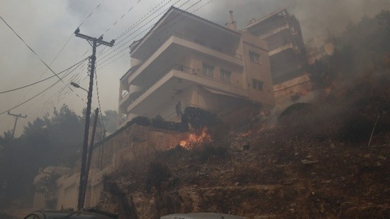 Φωτιά στην Άνω Γλυφάδα, στα όρια με τον Υμηττό – Εντολή εκκένωσης σπιτιών στην Άνω Βούλα (vid) (upd)